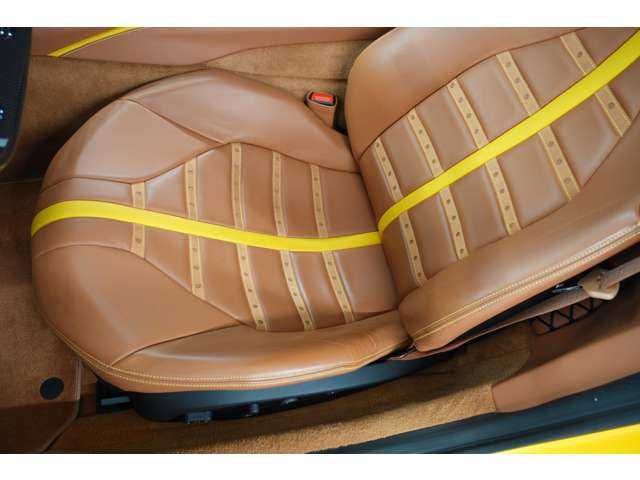 クオイオレザーを纏ったデイトナスタイルシート。スポーツ感も味わえる仕様は他 にはない特別な1台。