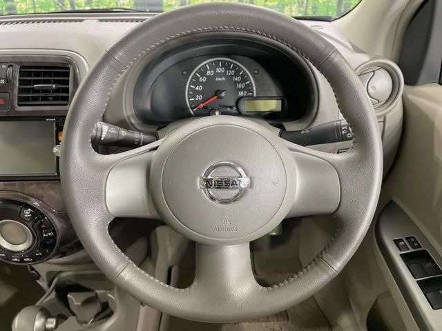 �C���e���A�ɍ��킹���f�U�C���̃X�e�A�����O�́A�^�]�������̂��Ƃ��l���A�^�]���₷���`��A�傫���ł��B�����x�A���ۂɐG���Ă��m���߂��������B