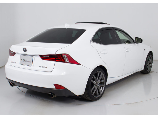 個性的なリアビューで御座います。精悍な佇まいは高級車ならではです。