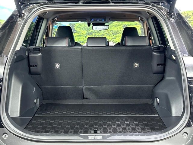 ���i�̂���������ʋ΁A���}���ɏ\���ȉ׎��X�y�[�X���m�ۂ��Ă���܂��B�Z�J���h�V�[�g��|���ƁA�傫�ȉו��̐ύڂ��\�ł���