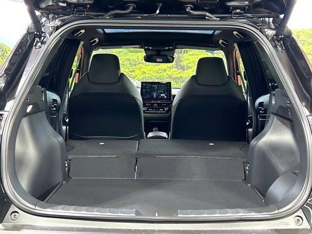 ���i�̂���������ʋ΁A���}���ɏ\���ȉ׎��X�y�[�X���m�ۂ��Ă���܂��B�Z�J���h�V�[�g��|���ƁA�傫�ȉו��̐ύڂ��\�ł���