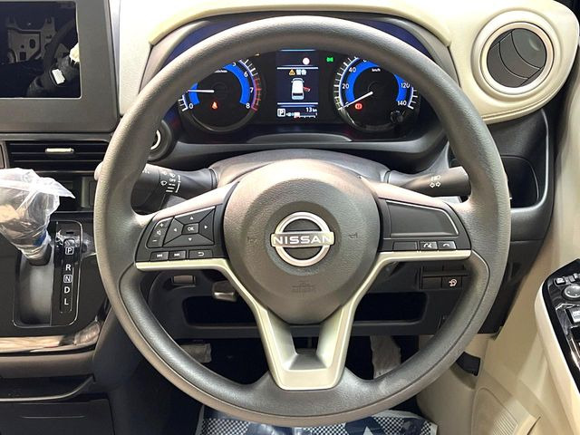 �C���e���A�ɍ��킹���f�U�C���̃X�e�A�����O�́A�^�]�������̂��Ƃ��l���A�^�]���₷���`��A�傫���ł��B�����x�A���ۂɐG���Ă��m���߂��������B