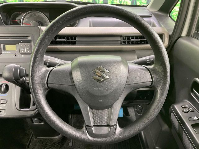 �C���e���A�ɍ��킹���f�U�C���̃X�e�A�����O�́A�^�]�������̂��Ƃ��l���A�^�]���₷���`��A�傫���ł��B�����x�A���ۂɐG���Ă��m���߂��������B