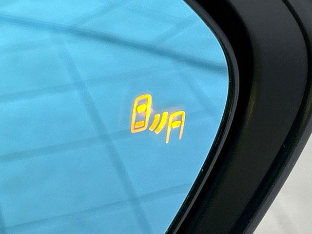 【ブラインドスポットモニター】走行中、ドアミラーの死角になりやすい箇所に後続車が接近するとサイドミラーのレンズに警告を表示!ドライバーに注意喚起をしてくれます。