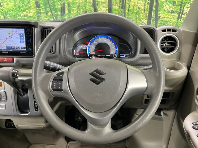 �C���e���A�ɍ��킹���f�U�C���̃X�e�A�����O�́A�^�]�������̂��Ƃ��l���A�^�]���₷���`��A�傫���ł��B�����x�A���ۂɐG���Ă��m���߂��������B