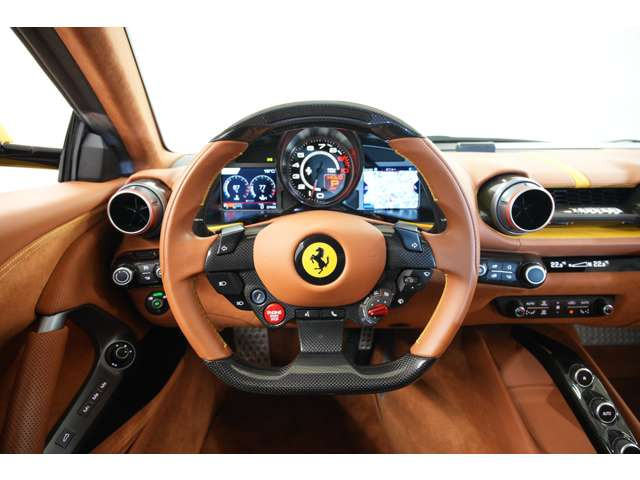 ひとたびステアリングを握ればフェラーリのレーシングスピリットを体感できます。内装にも多数オプション装備しており、極 上の1台となっております。