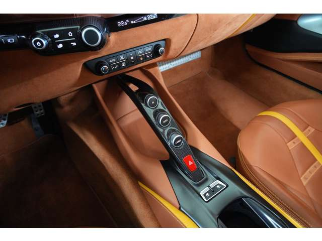 無駄のないシフトレバー。実用性は勿論のこと、スタイリッシュにすることで高級感を高めます。