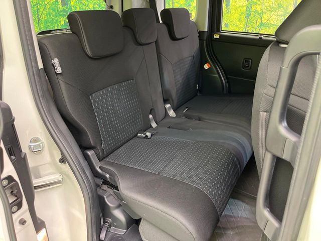 広々とした2列目シートは居住性が高く、居心地も快適!友達や家族とのお出かけにぴったりです。ベビーシートやチャイルドシート使用時も快適にお過ごしいただける十分な空間を確保しています。