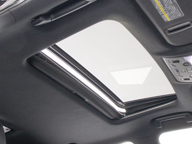 人気装備のサンルーフが付いています!上下チルトに前後スライド機能が付いていますので、様々なドライブシーンで活躍してくれます!!開放感ある車内空間は気持ちがいいですよ!是非体感してみて下さい!