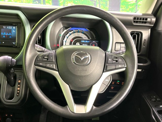 �C���e���A�ɍ��킹���f�U�C���̃X�e�A�����O�́A�^�]�������̂��Ƃ��l���A�^�]���₷���`��A�傫���ł��B�����x�A���ۂɐG���Ă��m���߂��������B