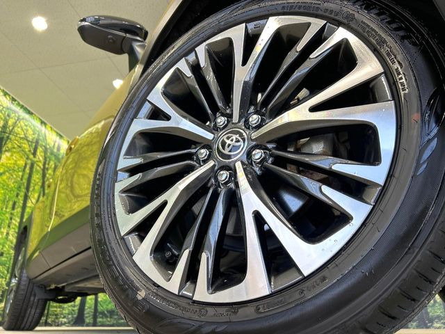 【純正18インチアルミホイール】外観にマッチした純正アルミホイールを装着しております。各種社外アルミホイールや、スタッドレスタイヤも取扱いしております。是非ご相談ください♪