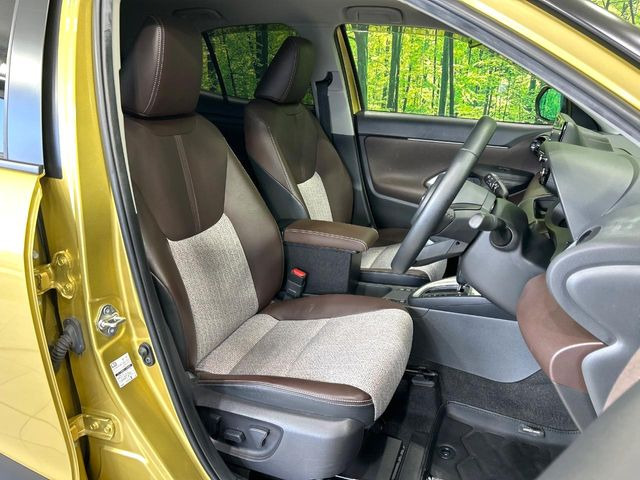 【ハーフレザーシート】高級感と座り心地を両立した人気のシート♪背面・座面のファブリック素材は、通気性の良さや滑りにくさに優れています。気温や服装に左右されず快適にお乗りいただけます。