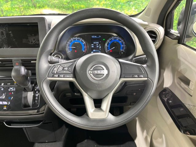 �C���e���A�ɍ��킹���f�U�C���̃X�e�A�����O�́A�^�]�������̂��Ƃ��l���A�^�]���₷���`��A�傫���ł��B�����x�A���ۂɐG���Ă��m���߂��������B