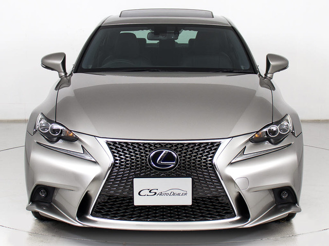 禁煙車です!室内は嫌なニオイも無く、すごく綺麗な状態です!禁煙車・・特にセダンタイプのお車では少ないですよね!!タバコのニオイが苦手なお客様必見です!快適にご乗車頂けます!!