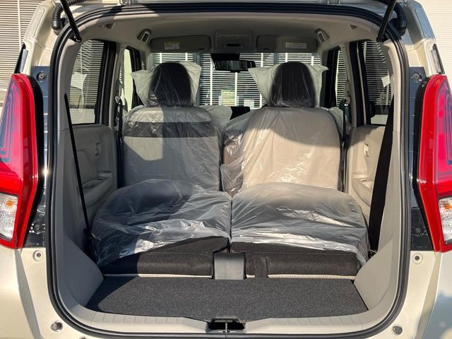 ���i�̂���������ʋ΁A���}���ɏ\���ȉ׎��X�y�[�X���m�ۂ��Ă���܂��B�Z�J���h�V�[�g��|���ƁA�傫�ȉו��̐ύڂ��\�ł���