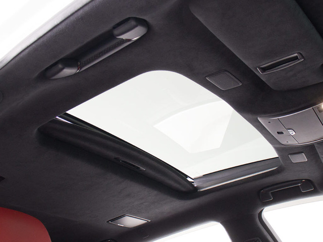 ★人気装備のサンルーフ!様々なドライブシーンで活躍してくれます!!開放感ある車内空間は気持ちがいいですよ!