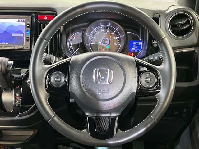 �C���e���A�ɍ��킹���f�U�C���̃X�e�A�����O�́A�^�]�������̂��Ƃ��l���A�^�]���₷���`��A�傫���ł��B�����x�A���ۂɐG���Ă��m���߂��������B