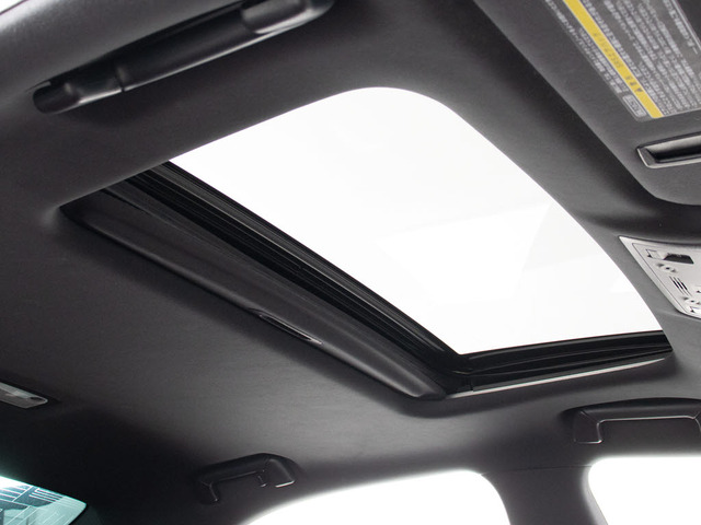 人気装備のサンルーフが付いています!上下チルトに前後スライド機能が付いていますので、様々なドライブシーンで活躍してくれます!!開放感ある車内空間は気持ちがいいですよ!是非体感してみて下さい!