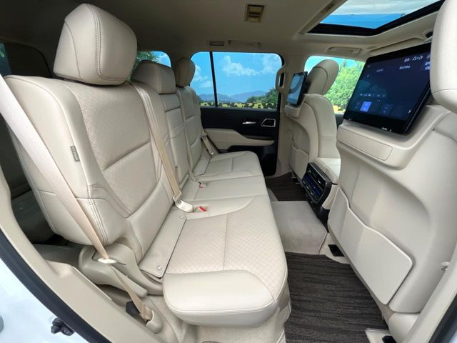 【ベージュレザーシート】デザイン性が高く、高級感のあるベージュ革シート。常に体に触れる部分だから、座り心地の良さにはこだわりたいですね♪汚れの付着や劣化を抑制する内装コーティング施工もおススメですよ♪