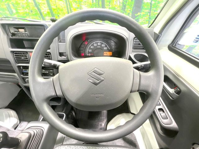 �C���e���A�ɍ��킹���f�U�C���̃X�e�A�����O�́A�^�]�������̂��Ƃ��l���A�^�]���₷���`��A�傫���ł��B�����x�A���ۂɐG���Ă��m���߂��������B