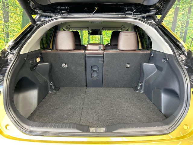 普段のお買い物や通勤、送迎等に十分な荷室スペースを確保しております。セカンドシートを倒すと、大きな荷物の積載も可能です♪