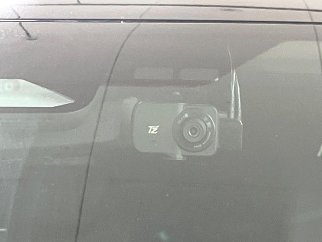 【ドライブレコーダー】安心・安全なカーライフに必須のドライブレコーダーを装備!走行中はもちろん、あおり運転や事故に遭遇した際の状況も映像で記録し、万一のリスクに備えます。