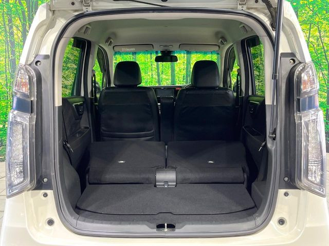 ���i�̂���������ʋ΁A���}���ɏ\���ȉ׎��X�y�[�X���m�ۂ��Ă���܂��B�Z�J���h�V�[�g��|���ƁA�傫�ȉו��̐ύڂ��\�ł���