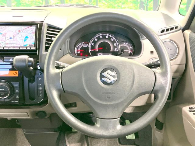 �C���e���A�ɍ��킹���f�U�C���̃X�e�A�����O�́A�^�]�������̂��Ƃ��l���A�^�]���₷���`��A�傫���ł��B�����x�A���ۂɐG���Ă��m���߂��������B