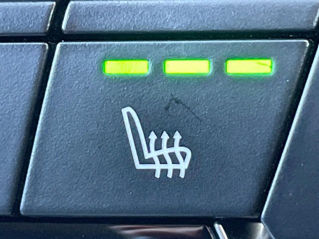 ●フロントシートヒーティング:運転席・助手席共に三段階で調節が可能なシートヒーターを装備しております。季節を問わず快適にご使用いただけます。