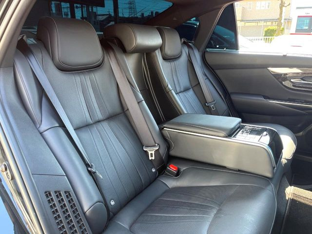 後部座席も気になるようなキズ・汚れやへたり等、大きなダメージはなく、良好な状態です。