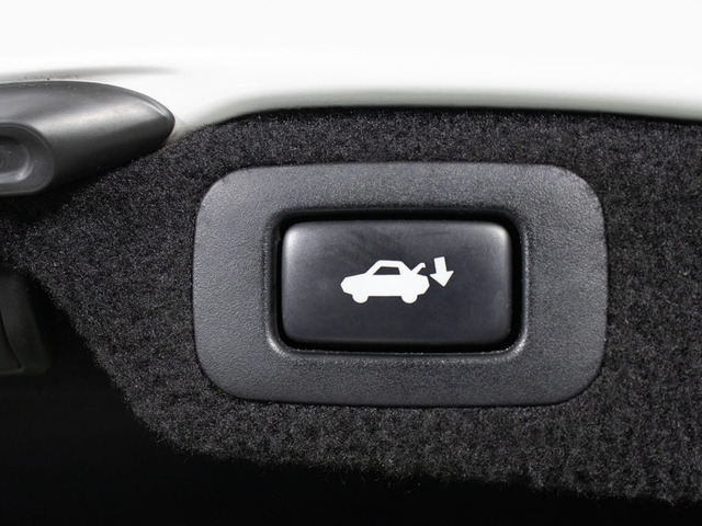 スイッチ操作でトランクリッドの自動開閉が行えます。電子キー本体のワイヤレス機能や運転席のスイッチからでもオープン操作が可能です!高級車ならではの快適装備です!!