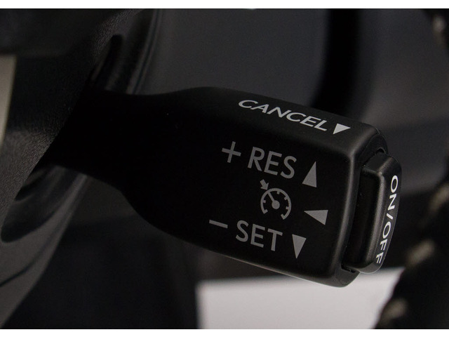 【オートクルーズコントロール】搭載。アクセル操作なしでも車が自動でスピードを保ってくれる機能です長距離の高速は楽々です