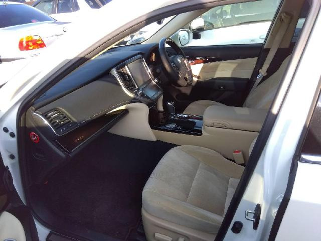 クラウンハイブリッド 2.5 ロイヤルサルーン