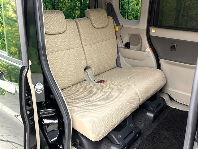 後部座席も気になるようなキズ・汚れやへたり等、大きなダメージはなく、良好な状態です。