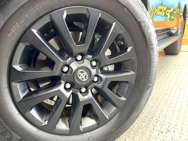 �y����18�C���`�A���~�z�C�[���z�O�ςɃ}�b�`���������A���~�z�C�[���𑕒����Ă���܂��B�e��ЊO�A���~�z�C�[����A�X�^�b�h���X�^�C�����戵�����Ă���܂��B���񂲑��k����������