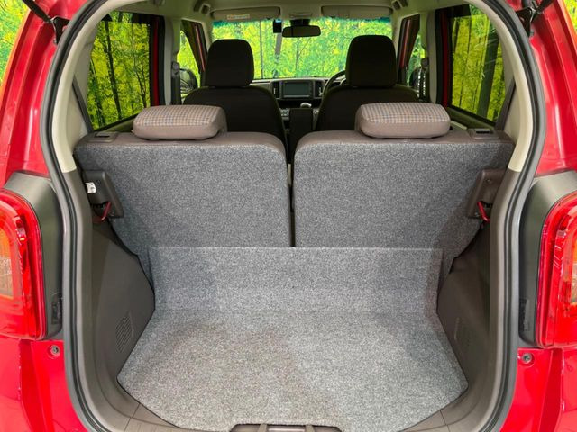 ���i�̂���������ʋ΁A���}���ɏ\���ȉ׎��X�y�[�X���m�ۂ��Ă���܂��B�Z�J���h�V�[�g��|���ƁA�傫�ȉו��̐ύڂ��\�ł���