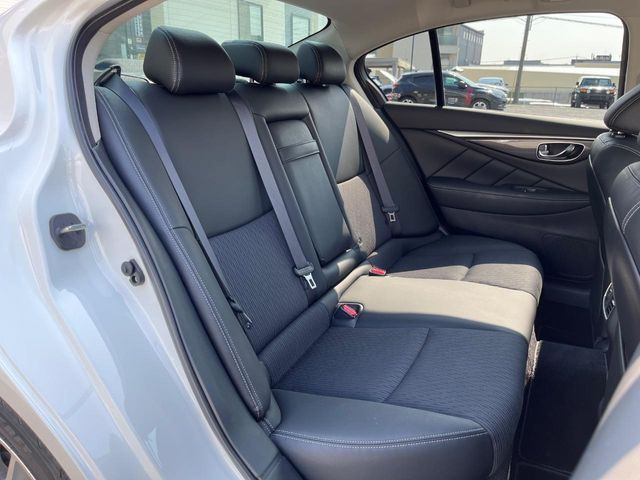 後部座席も気になるようなキズ・汚れやへたり等、大きなダメージはなく、良好な状態です。