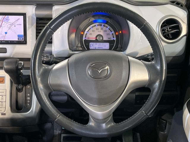 �C���e���A�ɍ��킹���f�U�C���̃X�e�A�����O�́A�^�]�������̂��Ƃ��l���A�^�]���₷���`��A�傫���ł��B�����x�A���ۂɐG���Ă��m���߂��������B