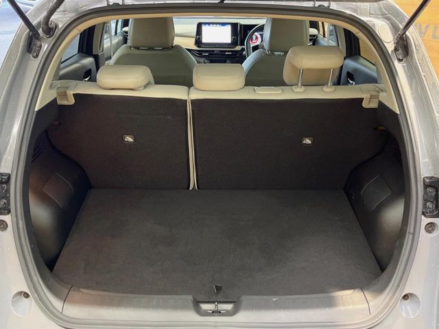 ���i�̂���������ʋ΁A���}���ɏ\���ȉ׎��X�y�[�X���m�ۂ��Ă���܂��B�Z�J���h�V�[�g��|���ƁA�傫�ȉו��̐ύڂ��\�ł���