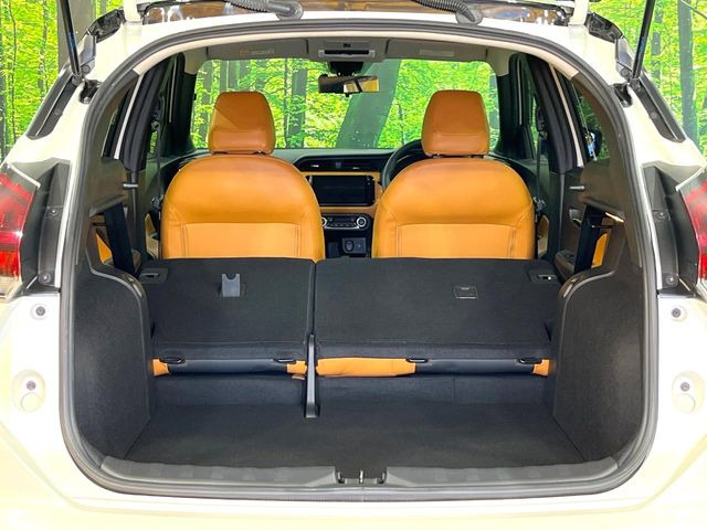 普段のお買い物や通勤、送迎等に十分な荷室スペースを確保しております。セカンドシートを倒すと、大きな荷物の積載も可能です♪