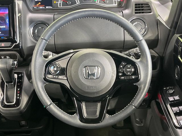 �y�����v�����X�e�A�����O�z�㎿�Ȋv���g�p���邱�ƂŁA��ɂ����������݂ƂĂ��^�]���₷���n���h���ł���