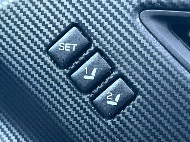 【メモリー機能付きパワーシート】ドライバーごとに設定したシート位置を記憶して、ボタン一つで切り替えできる便利な機能!運転する方が複数名いらっしゃるご家庭におすすめです♪