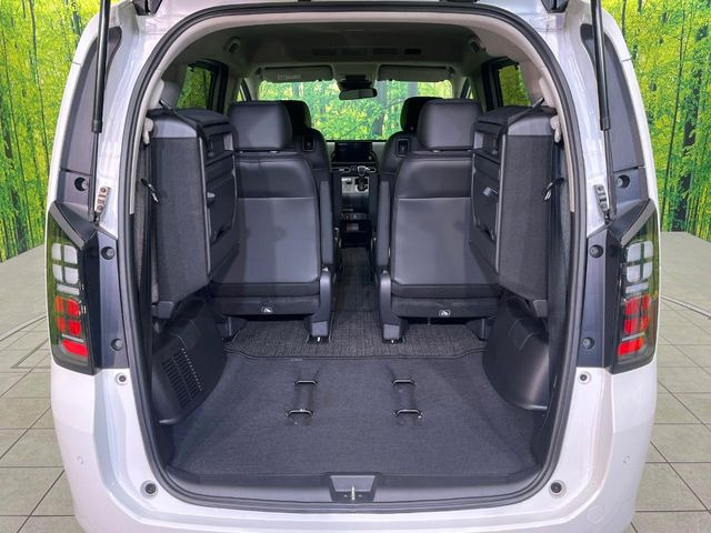 普段のお買い物や通勤、送迎等に十分な荷室スペースを確保しております。セカンドシートを倒すと、大きな荷物の積載も可能です♪
