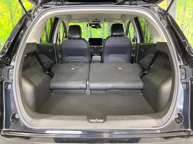 ���i�̂���������ʋ΁A���}���ɏ\���ȉ׎��X�y�[�X���m�ۂ��Ă���܂��B�Z�J���h�V�[�g��|���ƁA�傫�ȉו��̐ύڂ��\�ł���