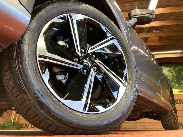 �y����18�C���`�A���~�z�C�[���z�O�ςɃ}�b�`���������A���~�z�C�[���𑕒����Ă���܂��B�e��ЊO�A���~�z�C�[����A�X�^�b�h���X�^�C�����戵�����Ă���܂��B���񂲑��k����������