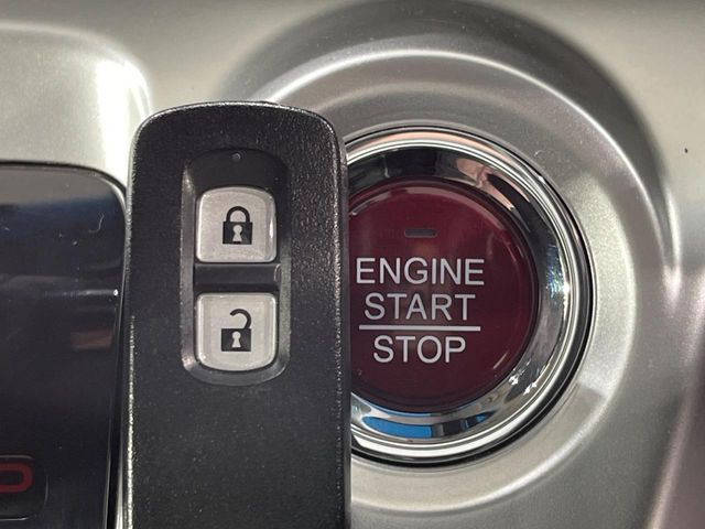 �yHonda�X�}�[�g�L�[�z�J�o����|�P�b�g�ɓ��ꂽ�܂܂ł��h�A�̎{���E�������\�ȃX�}�[�g�L�[�𑕔��B�G���W���̃I���E�I�t�����J�M�����o���K�v����������Ƃ��Ă��֗��ł���