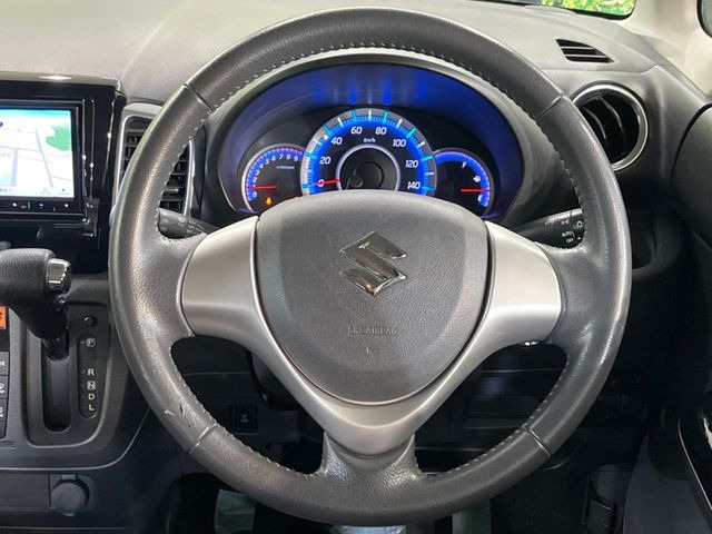 �C���e���A�ɍ��킹���f�U�C���̃X�e�A�����O�́A�^�]�������̂��Ƃ��l���A�^�]���₷���`��A�傫���ł��B�����x�A���ۂɐG���Ă��m���߂��������B