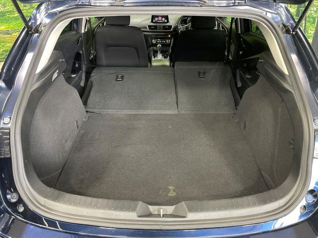 ���i�̂���������ʋ΁A���}���ɏ\���ȉ׎��X�y�[�X���m�ۂ��Ă���܂��B�Z�J���h�V�[�g��|���ƁA�傫�ȉו��̐ύڂ��\�ł���