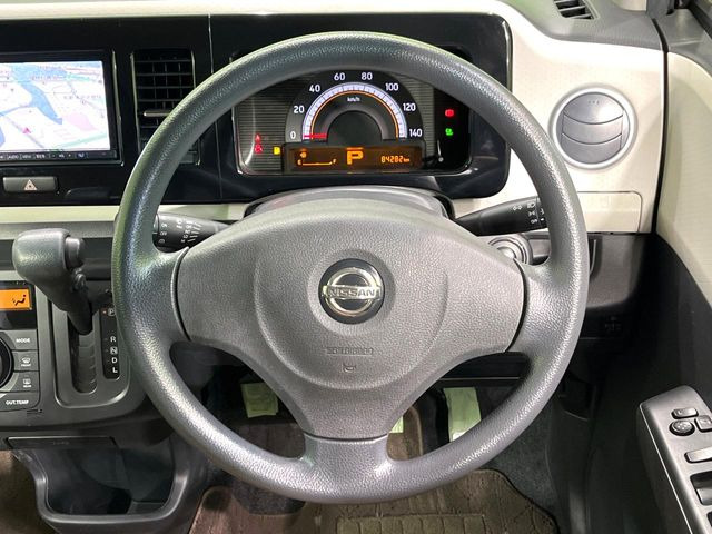 �C���e���A�ɍ��킹���f�U�C���̃X�e�A�����O�́A�^�]�������̂��Ƃ��l���A�^�]���₷���`��A�傫���ł��B�����x�A���ۂɐG���Ă��m���߂��������B