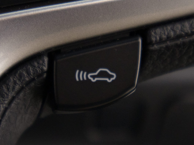 BSM(�u���C���h�X�|�b�g���j�^)!�ׂ̎Ԑ��𑖂�ԗ������[�_�[�Ō��m���A�h�A�~���[�ł͊m�F���ɂ����㑤���G���A�ɑ��݂���ԗ��ɉ����āA�}�ڋ߂��Ă���ԗ������m���܂��B